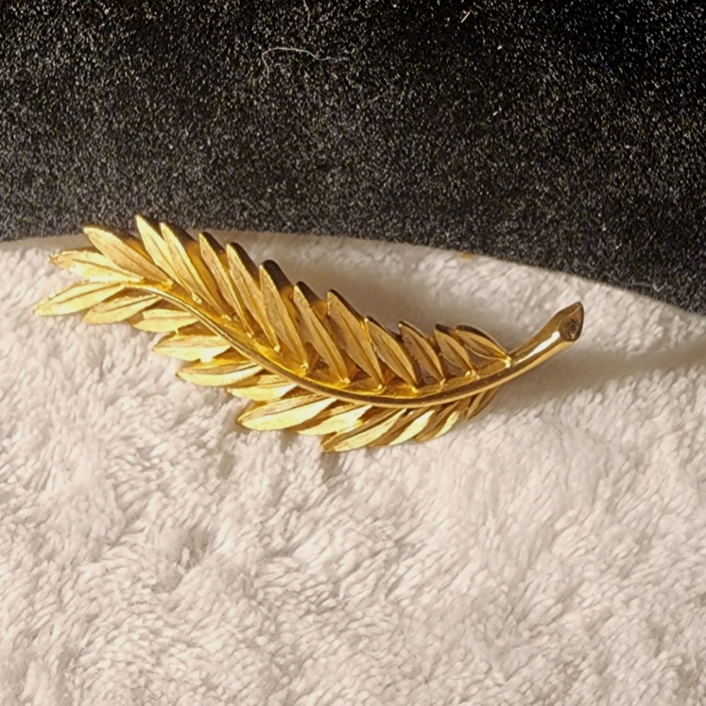 Elegant Gold Leaf Brooch